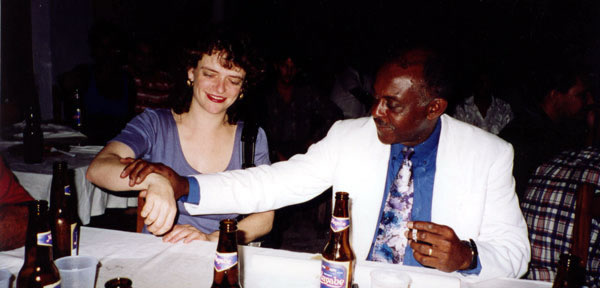 1998 Palma Soriano, Cuba, Festival de Charanga: nog even uitleg van Pedro Depestre (Orquesta Aragón) over hoe ik mijn hand moet houden om écht charanga te spelen